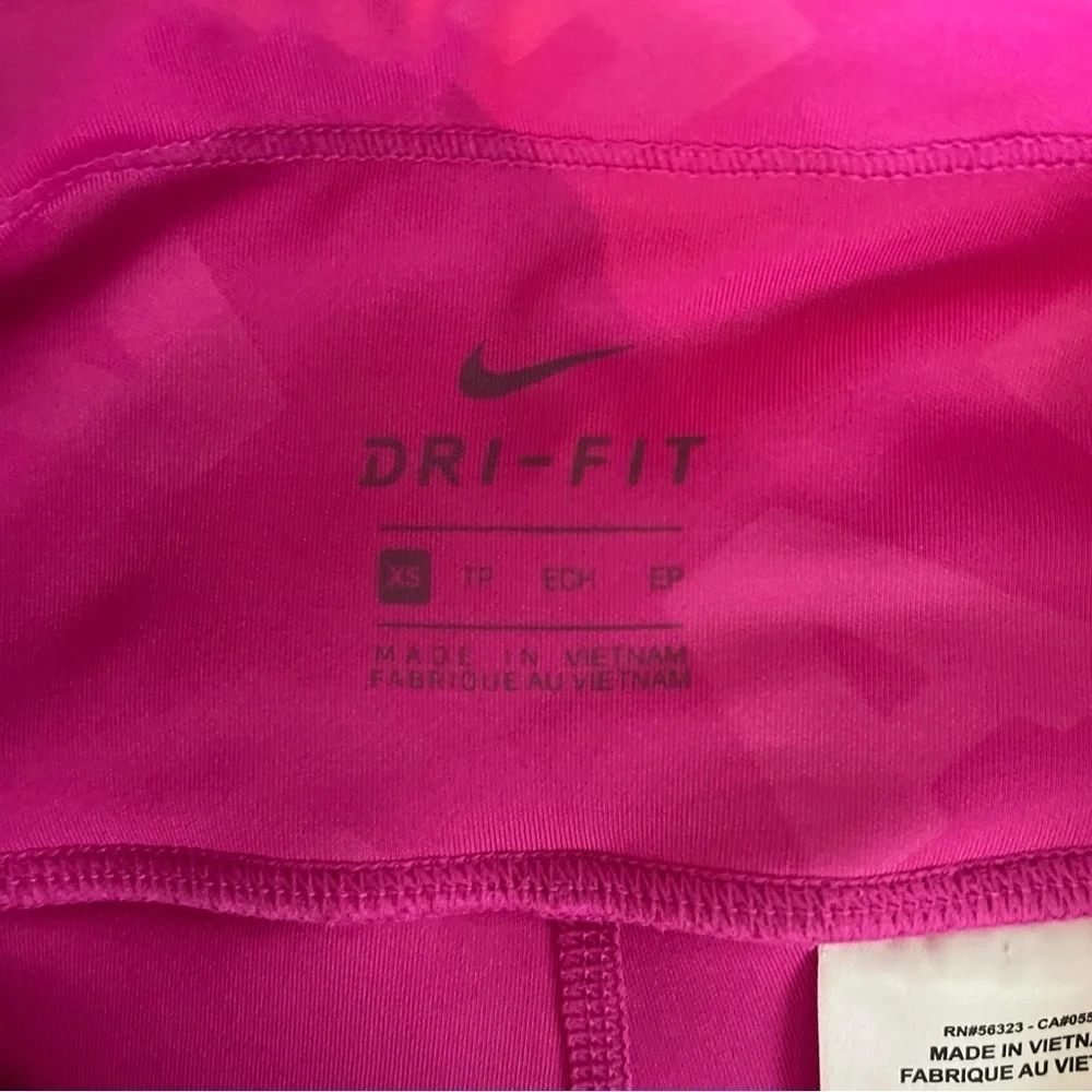 NWOT Women’s Nike graphic fire pink 7/8 workout leggings, size XS